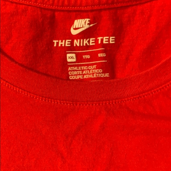 NIKE t shirt XXL BUT FITS LIKE XL - Picture 2 of 2